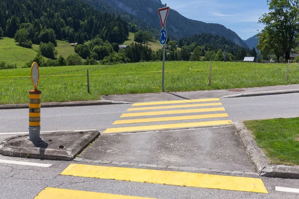 Żółty Skrzyżowania Wiejskich Krajobrazów Alp — Zdjęcie stockowe