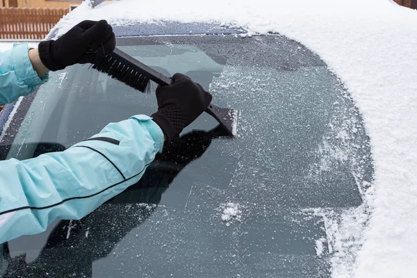 Woman Cleaning Snow Car Winter — Stock Photo, Image