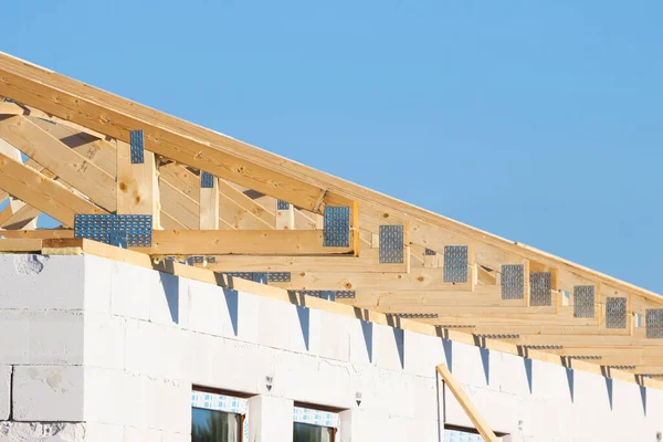 青い空の上の新しい住宅建設ホーム フレーミング — ストック写真