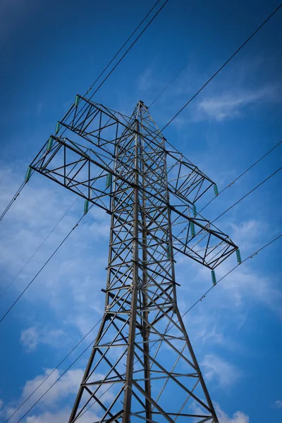Yüksek Voltaj Direği Yüksek Voltajlı Gökyüzü Arkaplanı — Stok fotoğraf