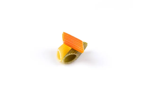 Raw Barevné Těstoviny Izolovaných Bílém Pozadí Rajčata Špenát Pšenice — Stock fotografie