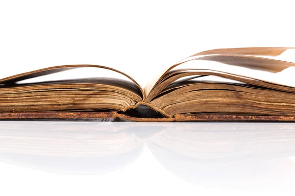 Beyaz Arkaplanda Eski Kitabı — Stok fotoğraf