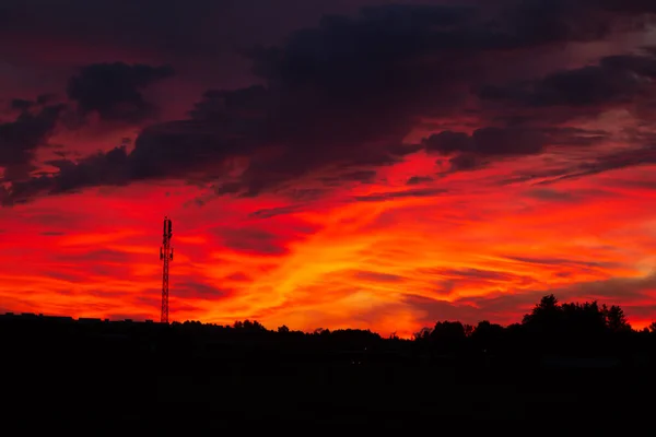 Roter Abendhimmel Sehr Dramatisch Norden Abend Über Wald Und Wohngebiet — Stockfoto