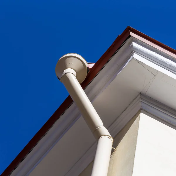 Regenrinne Auf Haus Mit Blauem Himmel Hintergrund — Stockfoto