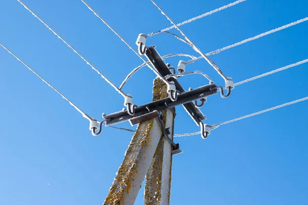Líneas Eléctricas Que Gotean Con Carámbanos Contra Cielo Azul Claro — Foto de Stock
