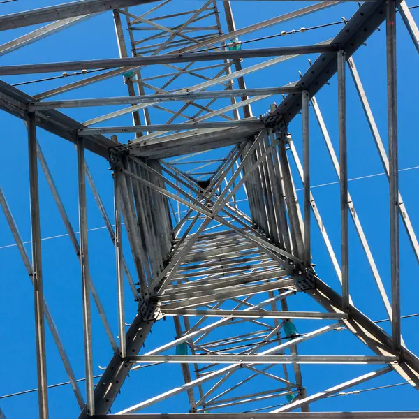 Una Larga Línea Torres Transmisión Eléctrica Que Llevan Líneas Alta —  Fotos de Stock