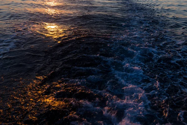 夕阳西下 船留下的痕迹 — 图库照片