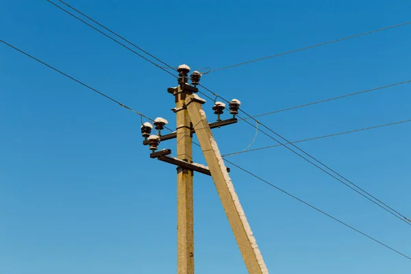 Elektrické Vedení Kapající Rampouchy Proti Jasně Modré Obloze — Stock fotografie