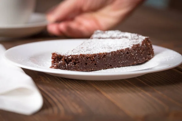 Schokoladenkuchenscheibe Auf Weißem Teller Und Hölzernem Hintergrund — Stockfoto