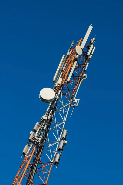 Komunikační Věž Anténami Proti Modré Obloze — Stock fotografie