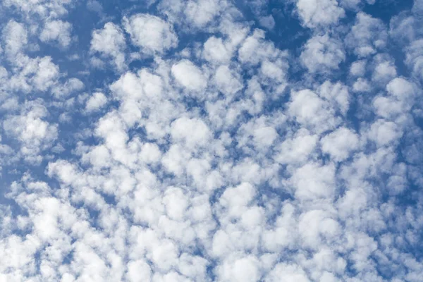 ふわふわの雲 晴れた日 太陽の光 青い空 白い雲 — ストック写真