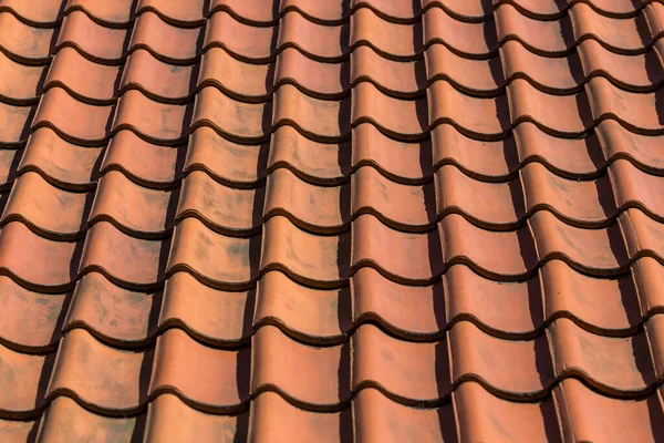 青い空に赤い屋根のタイル パターン — ストック写真