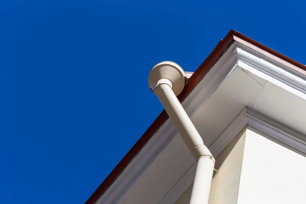 Grondaia Pioggia Sulla Casa Con Cielo Blu Sullo Sfondo — Foto Stock