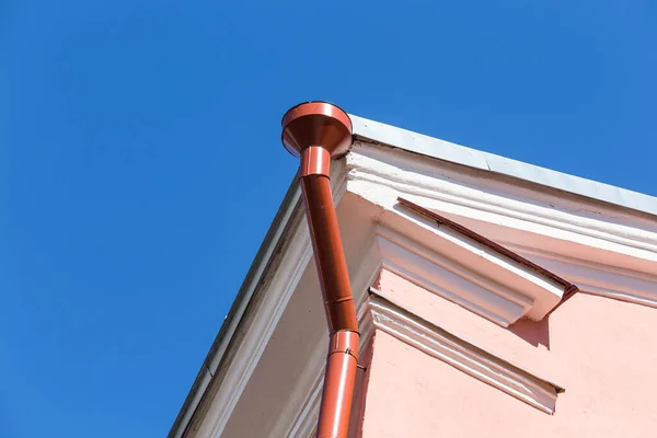 背景に青い空の家に雨のガター — ストック写真