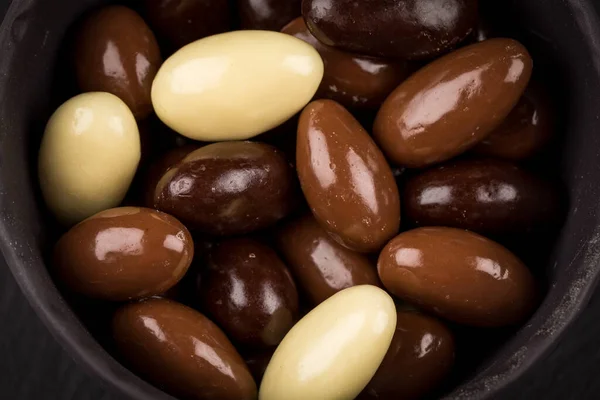 Almendras Blanco Oscuro Chocolate Con Leche Tazón Sobre Tabla Piedra —  Fotos de Stock