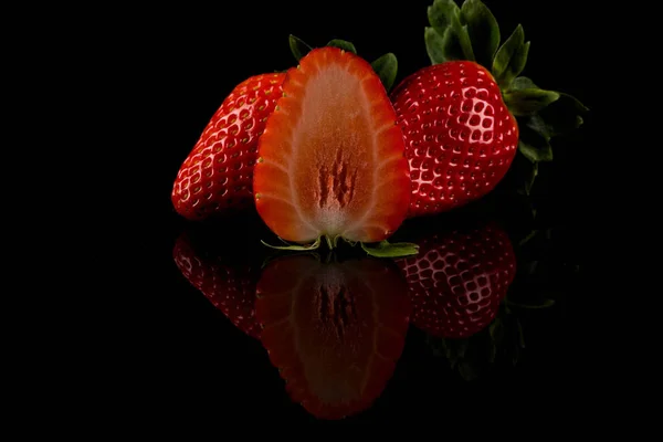 Fruits Fraise Mûrs Rouges Sur Fond Sombre — Photo