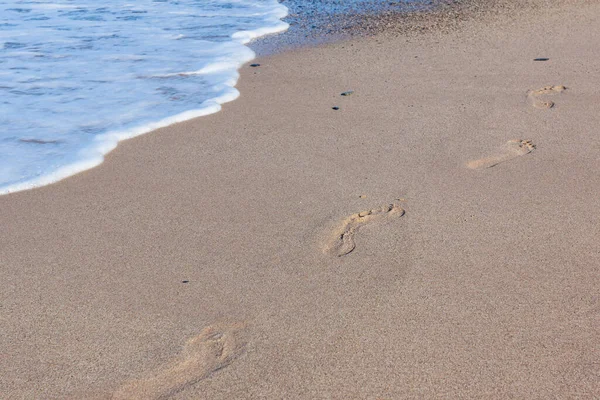 在沙滩上的脚印留下 — 图库照片