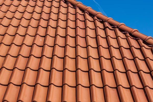 Rote Dachziegel Eines Neuen Hauses Blauen Himmel — Stockfoto