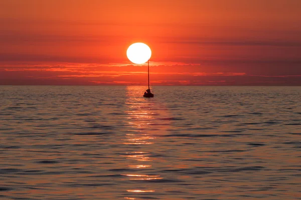 Zeilboot Tegen Een Prachtige Zonsondergang Oceaan — Stockfoto