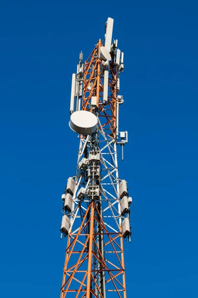 Kommunikationstorn Med Antenner Mot Blå Himmel — Stockfoto