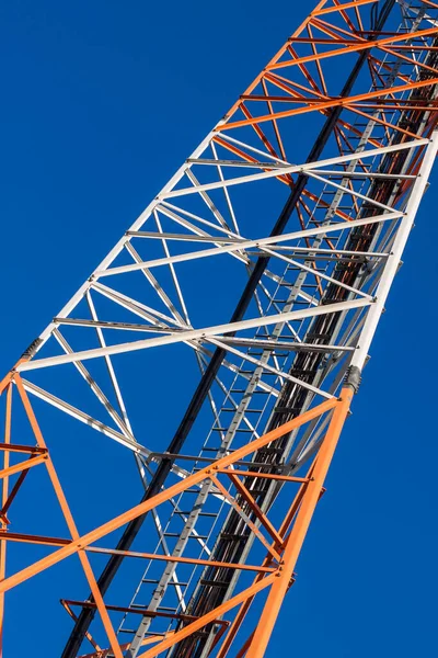 Torre Comunicaciones Con Antenas Contra Cielo Azul — Foto de Stock