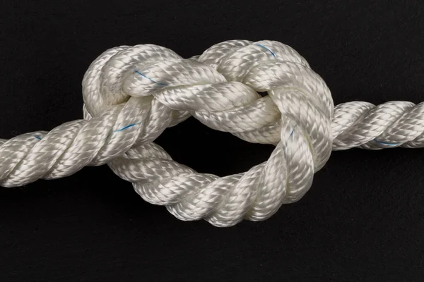 Herzförmiger Knoten Aus Seil Auf Dunklem Hintergrund — Stockfoto
