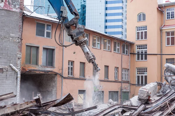 拆除卡车在行动中 堆的瓦砾和拆卸建筑物在背景中 — 图库照片