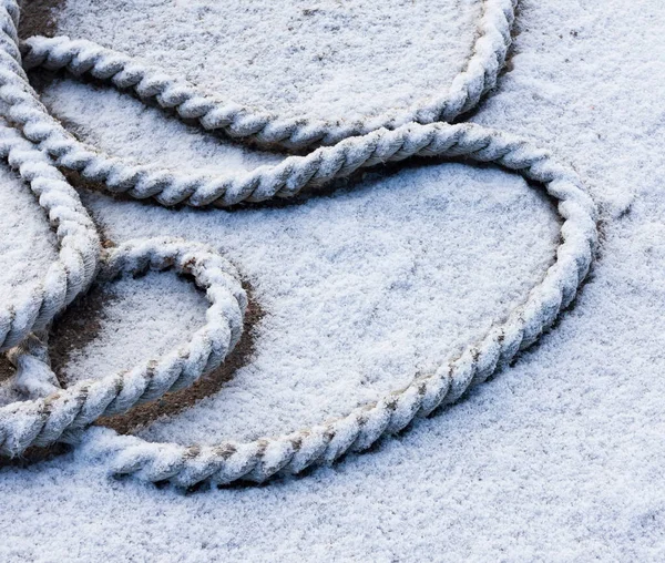雪下的冷冻的船舶电缆 — 图库照片