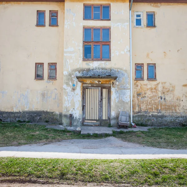 Opuszczony Dom Ciągu Dnia Ulicy — Zdjęcie stockowe