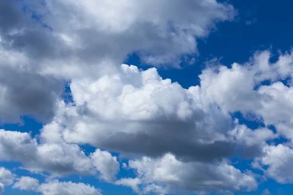 Cielo Blu Giorno Sfondo Con Nuvole Bianche — Foto Stock