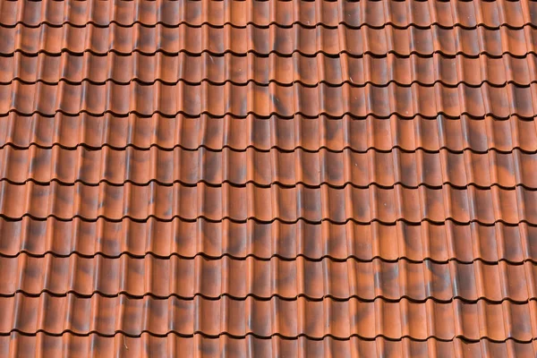 家の赤い瓦の屋根裏の質感 — ストック写真