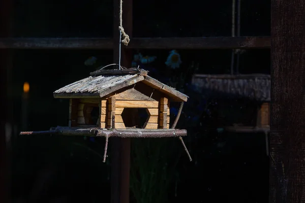 Yapımı Ahşap Kulübe Kuş Evi Besleyicisi Kapat — Stok fotoğraf