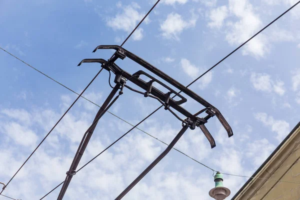 空を背景にトロリー トロリーバス電気ケーブル建設 — ストック写真