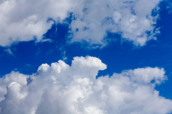 Azul Dia Céu Fundo Com Nuvens Brancas — Fotografia de Stock