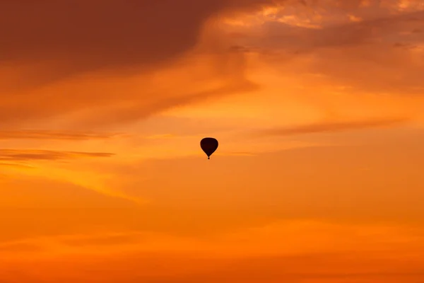 Hete Lucht Ballon Vliegen Bij Oranje Zonsondergang Hemel — Stockfoto