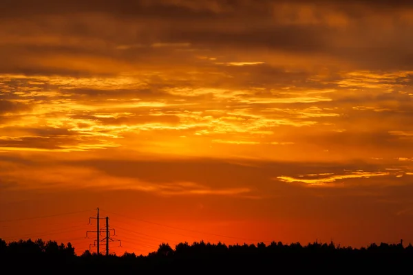 炽热明亮的橙色和黄色夕阳的天空 — 图库照片