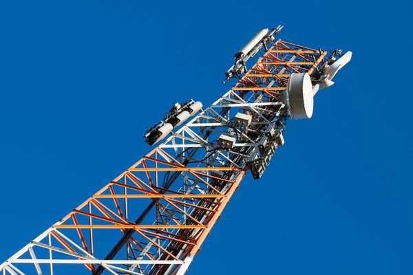 Kommunikation Torn Med Antenn Mot Blå Himmel — Stockfoto