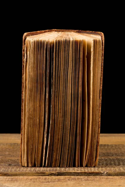 Starożytna Księga Strzał Czarnym Tle Książka Jest Złym Stanie — Zdjęcie stockowe