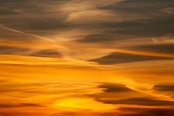 Dramático Cielo Vibrante Puesta Sol Sobre Mar — Foto de Stock