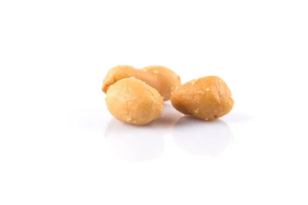 白い背景に隔離されたヒープ内のピーナッツナッツ塩 — ストック写真