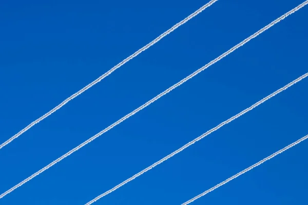 Elektromos Vezetékek Csöpög Jégcsapok Ellen Tiszta Kék — Stock Fotó