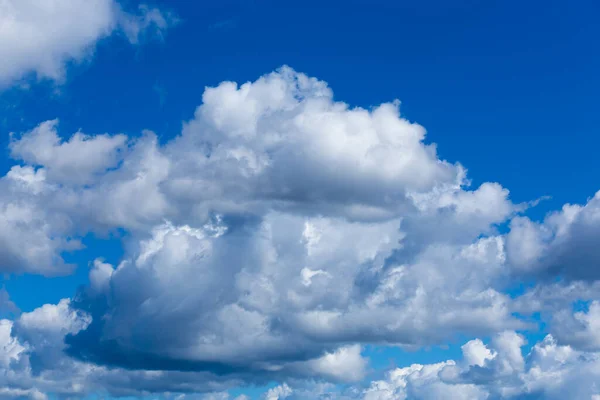 蓝色的天天空背景与洁白的云朵 — 图库照片