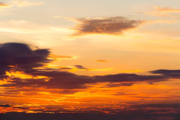 日落天堂燃烧的天空作为自然的背景 — 图库照片