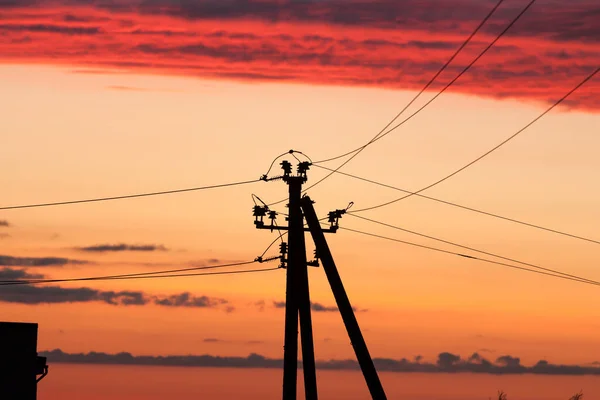 日没時のカラフルな空に対する電力線 — ストック写真