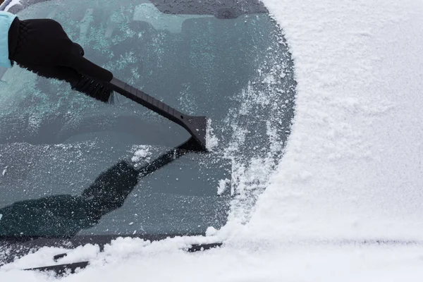 Kobieta Czyszcząca Śnieg Samochodu Zimą — Zdjęcie stockowe