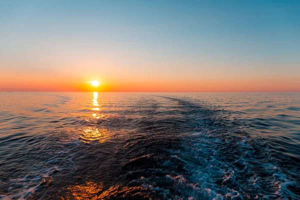 Zonsondergang Zee Een Spoor Van Het Schip — Stockfoto