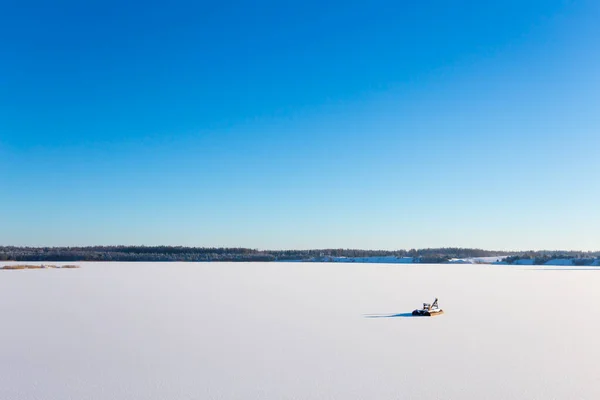 Zamrzlé Jezero Ledem Sněhem Slunný Zimní Den Les — Stock fotografie