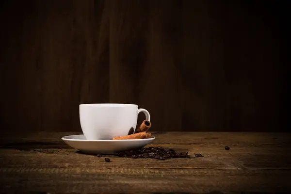 Biała Filiżanka Kawy Arabskiej Fasolą Cynamonem — Zdjęcie stockowe