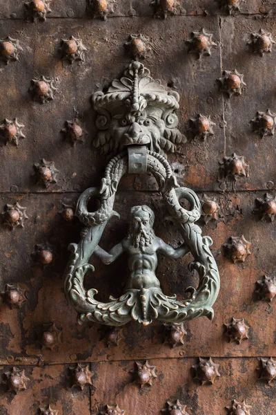 古代の木製スパイク イタリアのジェノバでドア詳細 — ストック写真
