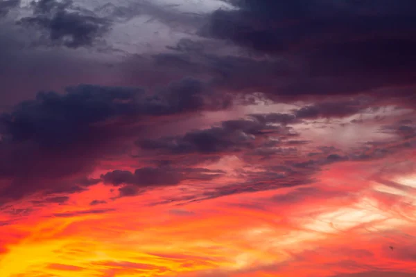 Červená Západ Slunce Obloha Velmi Dramatické Severu Večerních Hodinách — Stock fotografie